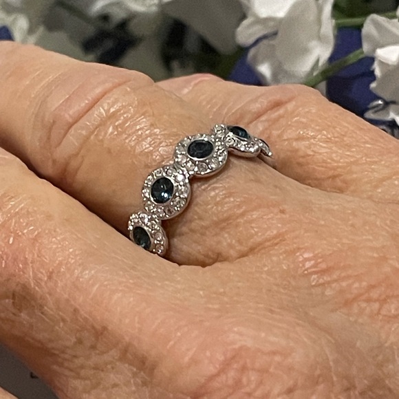 💍🦢 Authentic Swarovski Angelic Band Ring - Picture 6 of 9